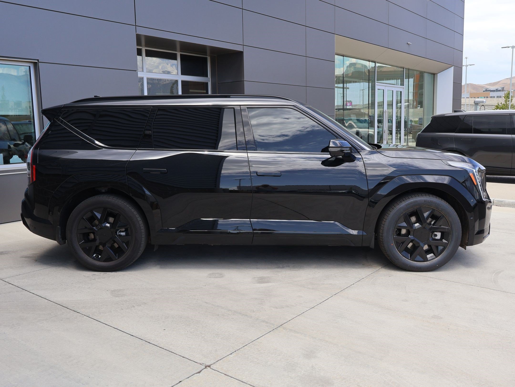Used 2026 Ebony Black Kia Land image 4
