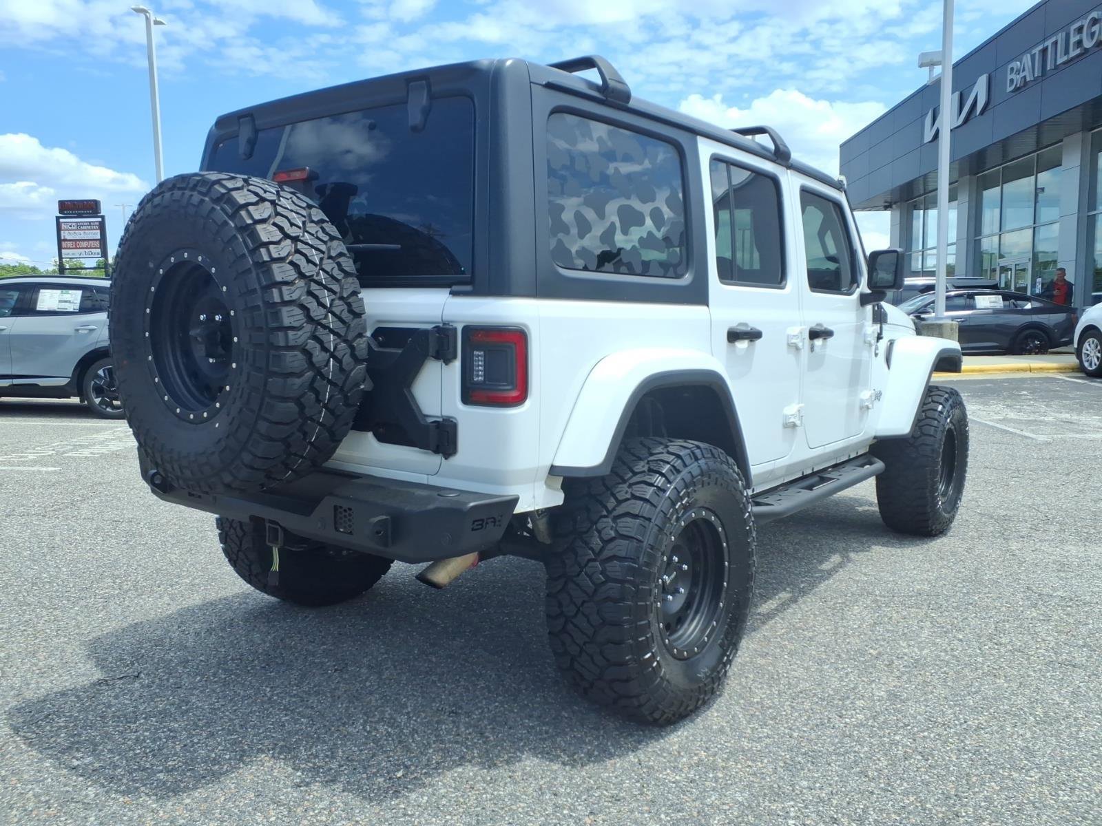 Used 2019 Bright White Clearcoat Jeep Sahara image 23