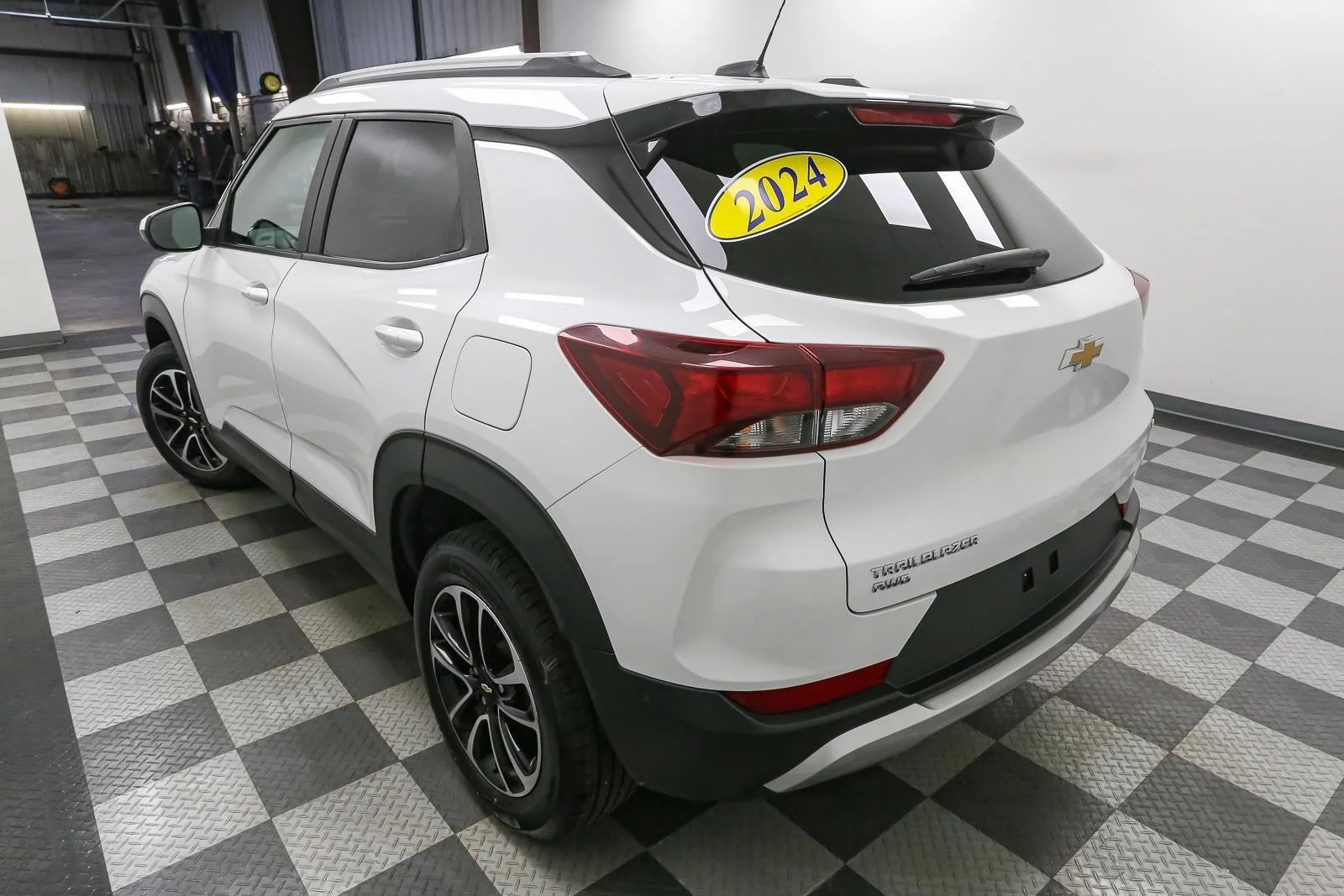 Used 2024 Summit White Chevrolet LT image 9