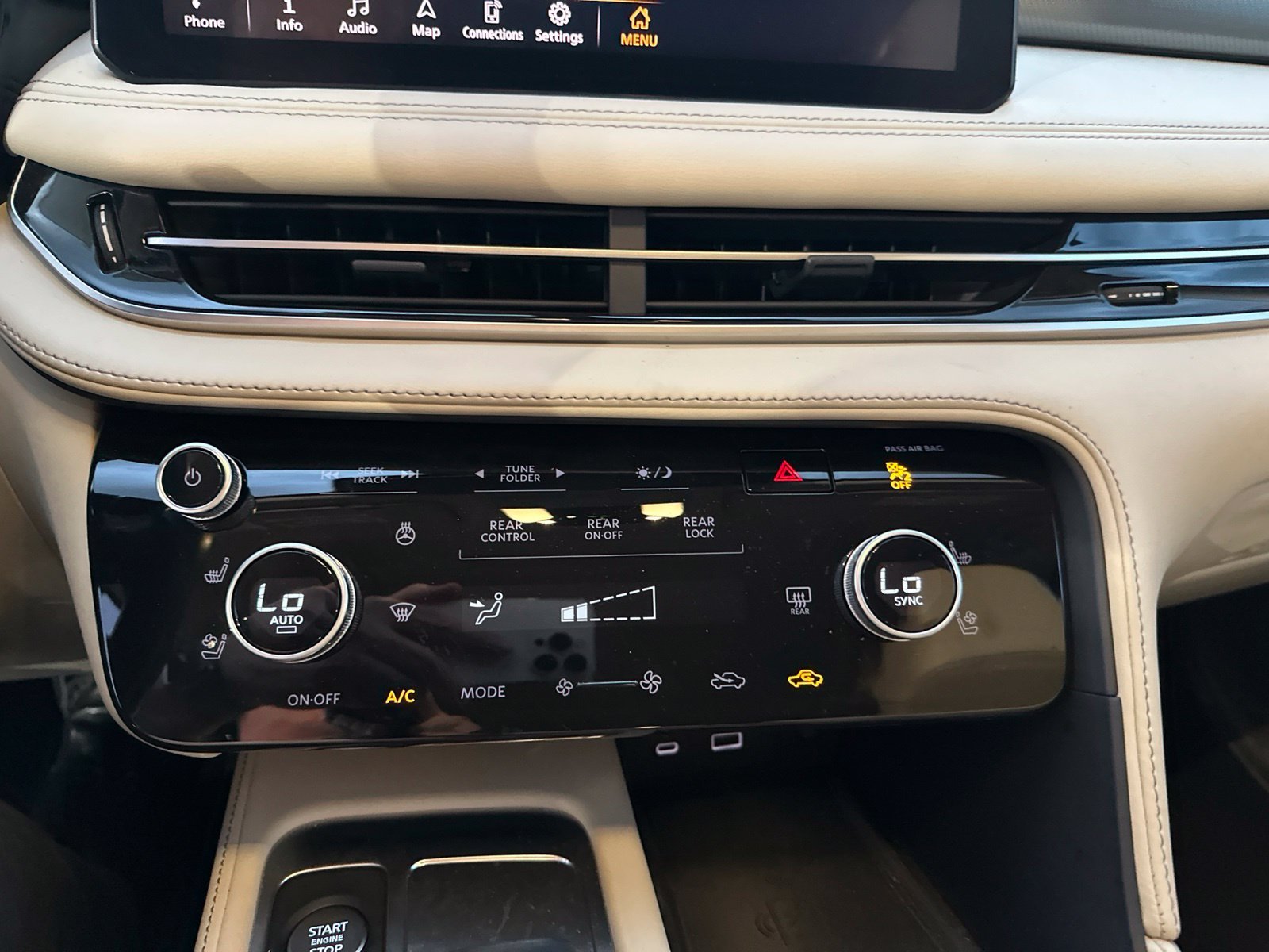 Used 2024 White INFINITI LUXE image 18