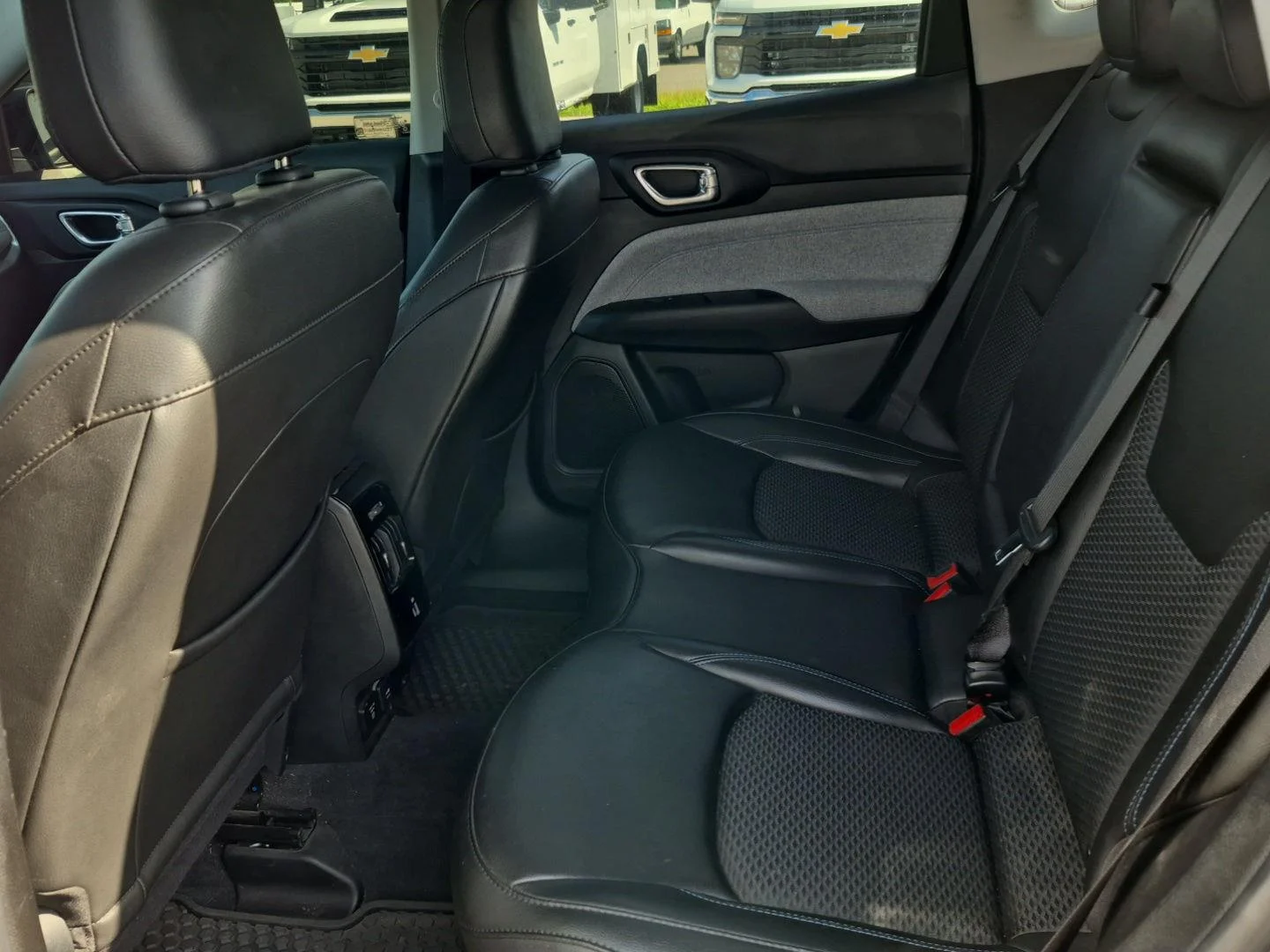 Used 2022 Granite Crystal Metallic Clearcoat Jeep Latitude image 9