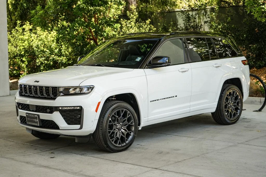 New 2026 Bright White Clear-Coat Exterior Paint Jeep Summit image 3