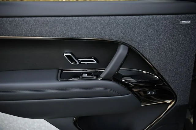 New 2026  Land Rover SE image 30
