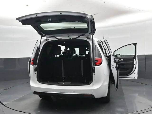 New 2026 Bright White Clear-Coat Exterior Paint Chrysler Limited image 54