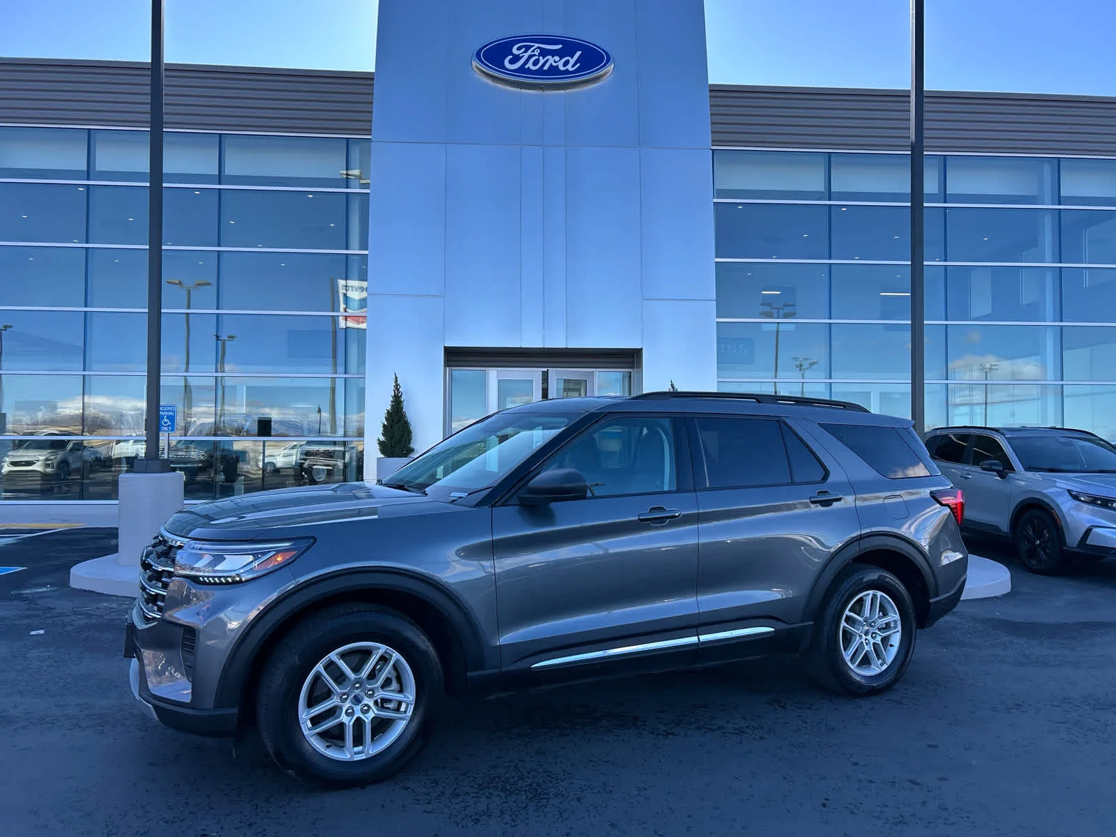 2025 Ford Explorer Active 4WD (PL535)'s photo