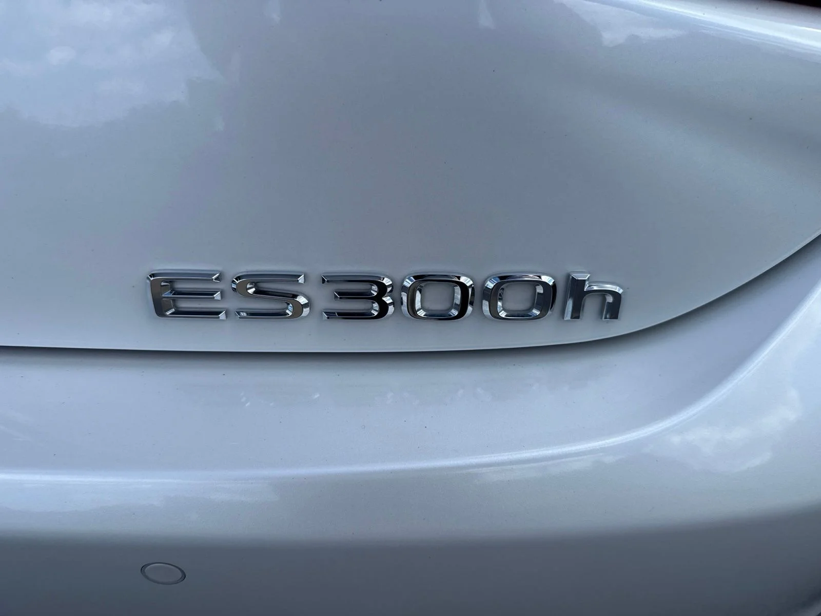 Used 2025 White Lexus 300h image 23