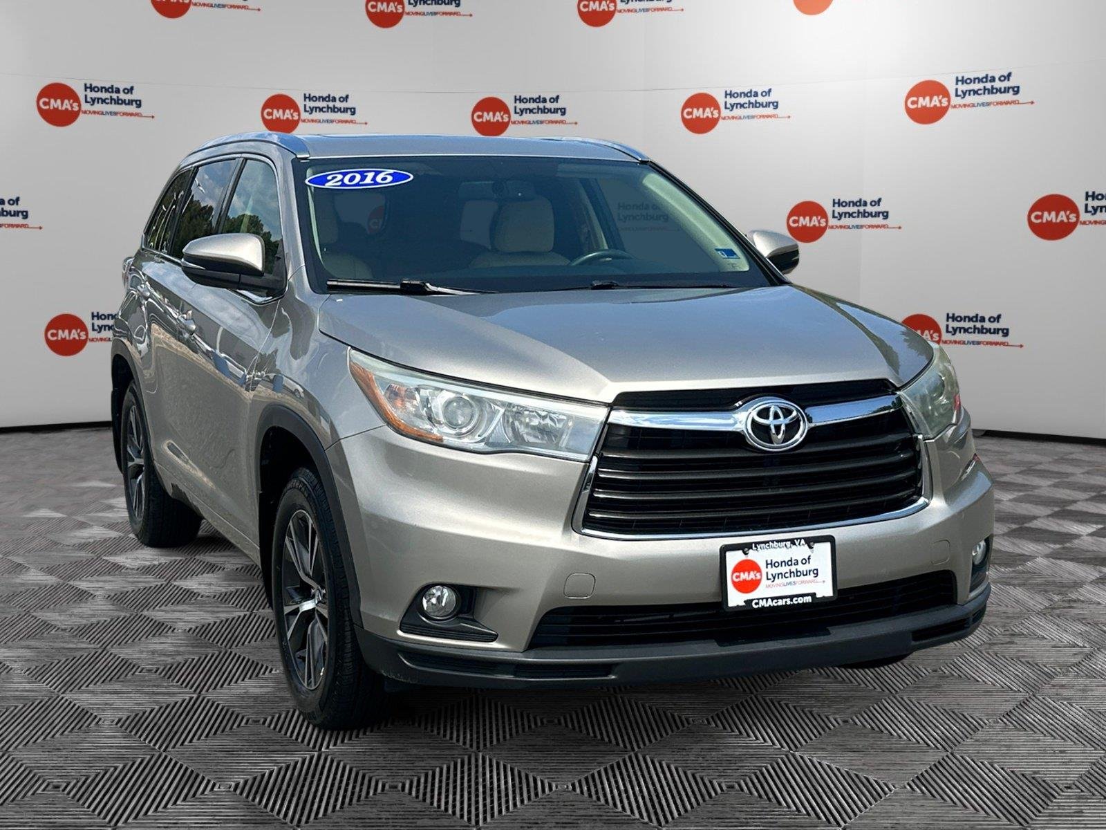 Used 2016 Creme Brulee Mica Toyota XLE image 7