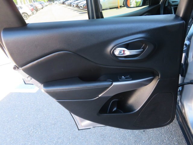 Used 2019 Gray Jeep  image 16