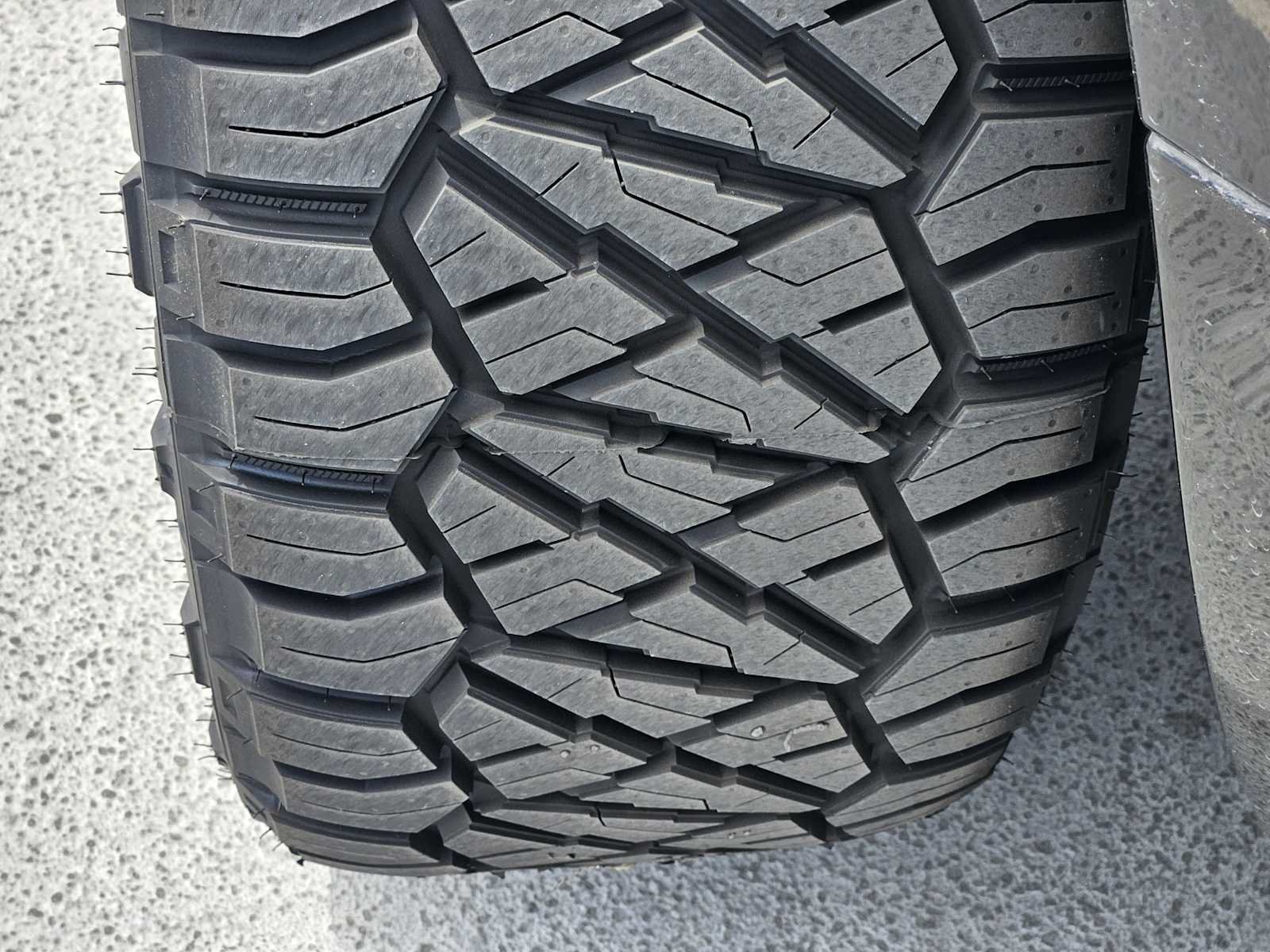 New 2026 Borasco Grey LAND ROVER X-Dynamic SE image 11