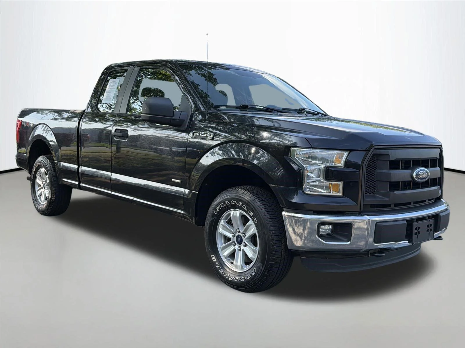 Used 2016  Ford XL image 1