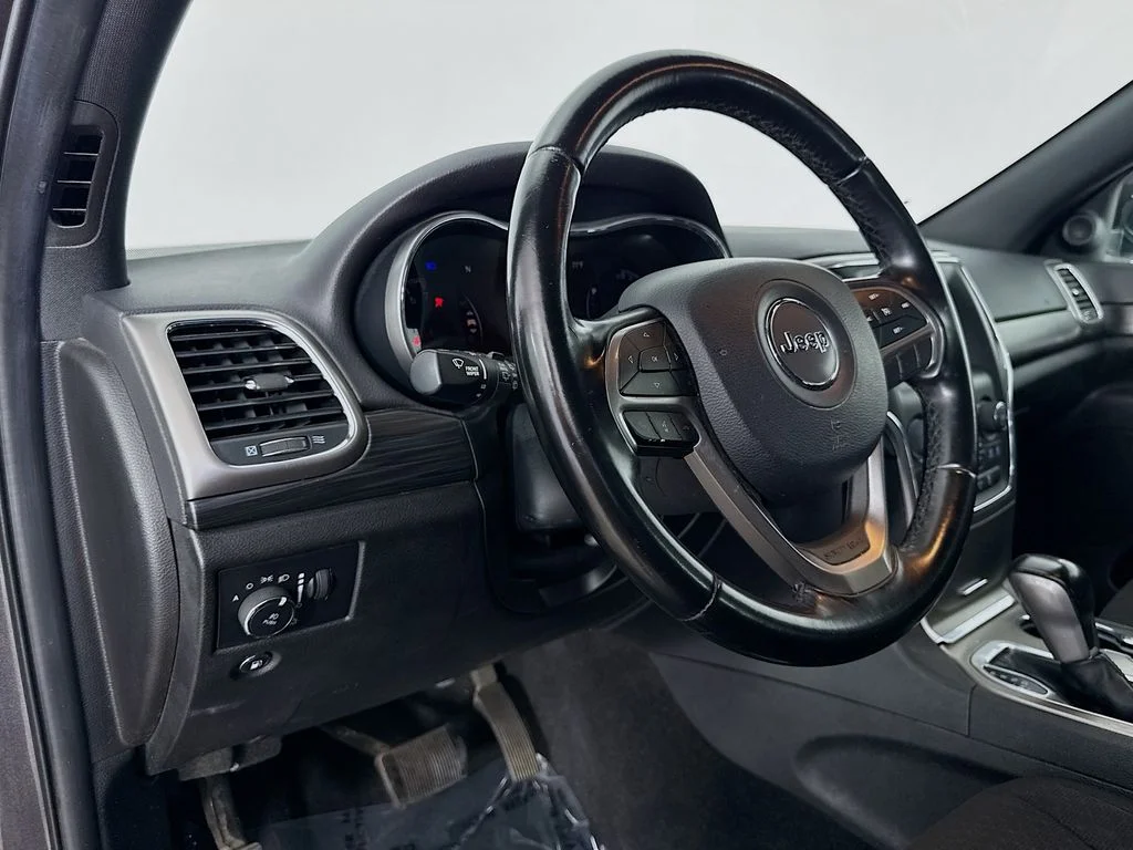 Used 2021 Gray Jeep Laredo E image 9