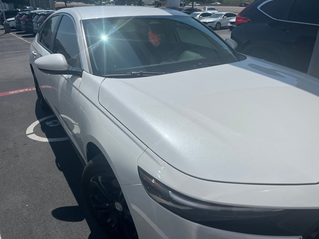 Used 2025 Platinum White Pearl Honda LX image 3