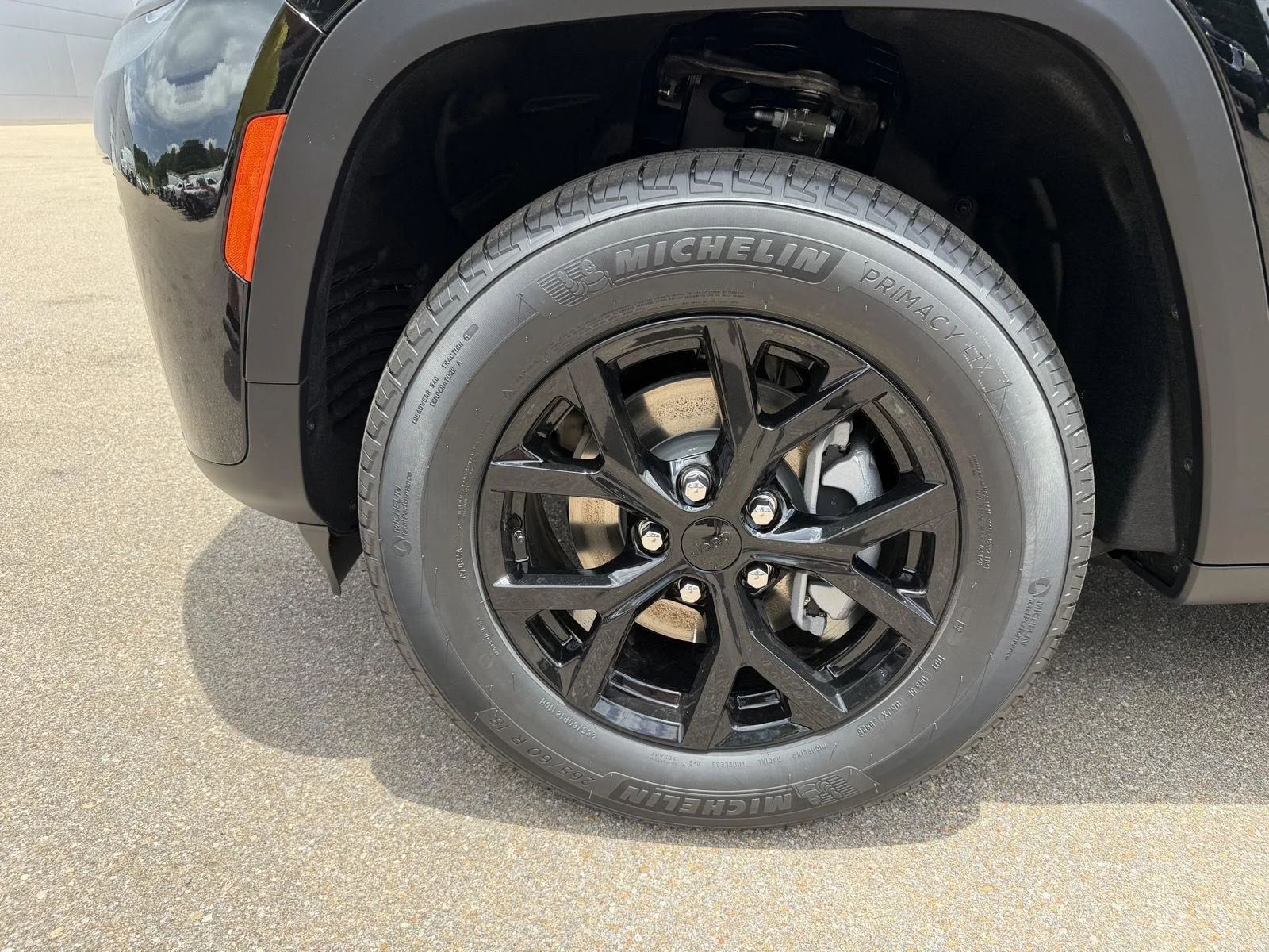 New 2026 Diamond Black Crystal Pearl-Coat Exterior Paint Jeep Laredo Altitude image 26