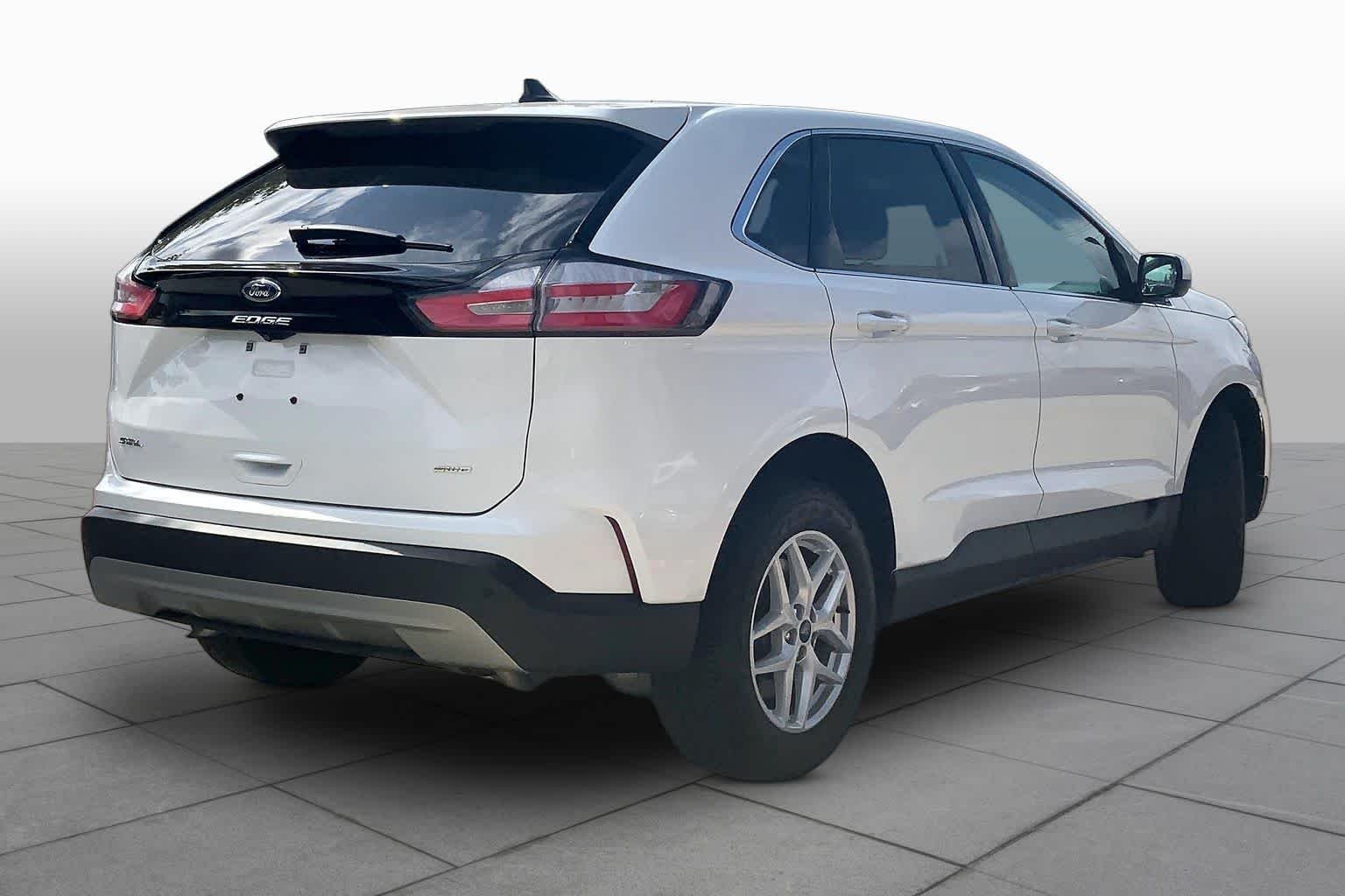 Used 2022 Oxford White Ford SEL image 13