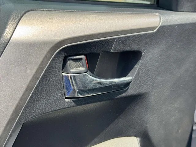 Used 2018 Silver Toyota XLE image 23