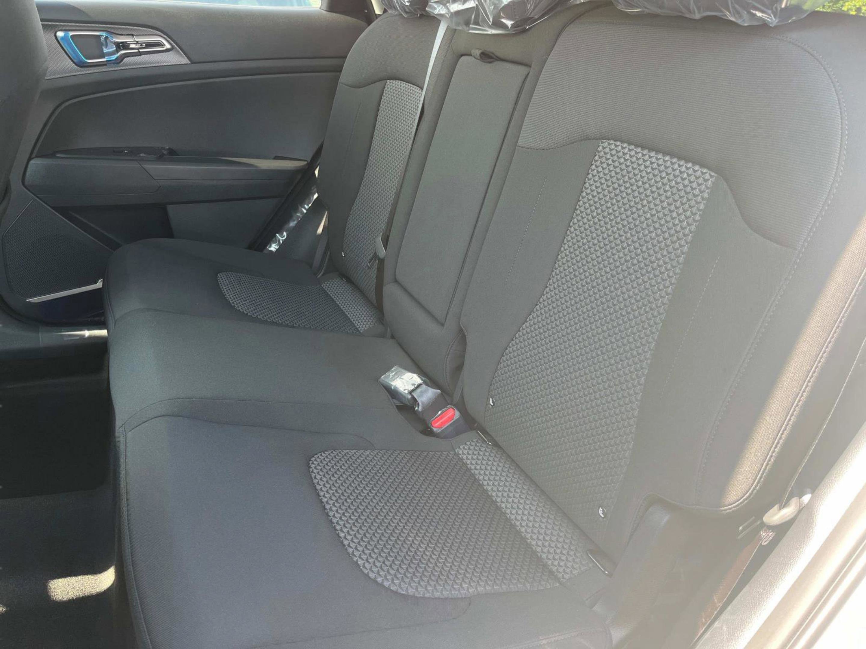 New 2025 Snow White Pearl Kia LX image 21