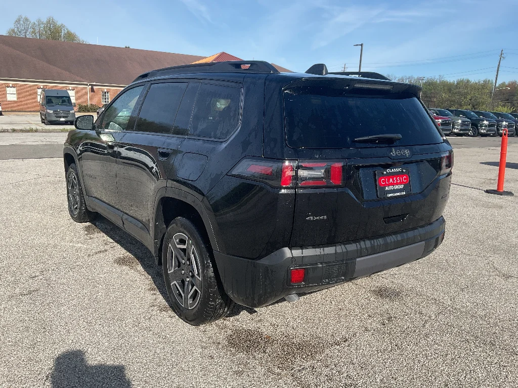New 2026 Diamond Black Crystal Pearl-Coat Exterior Paint Jeep Laredo 4x4 image 5