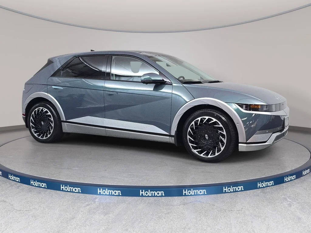 Used 2024 Green Hyundai Limited image 4