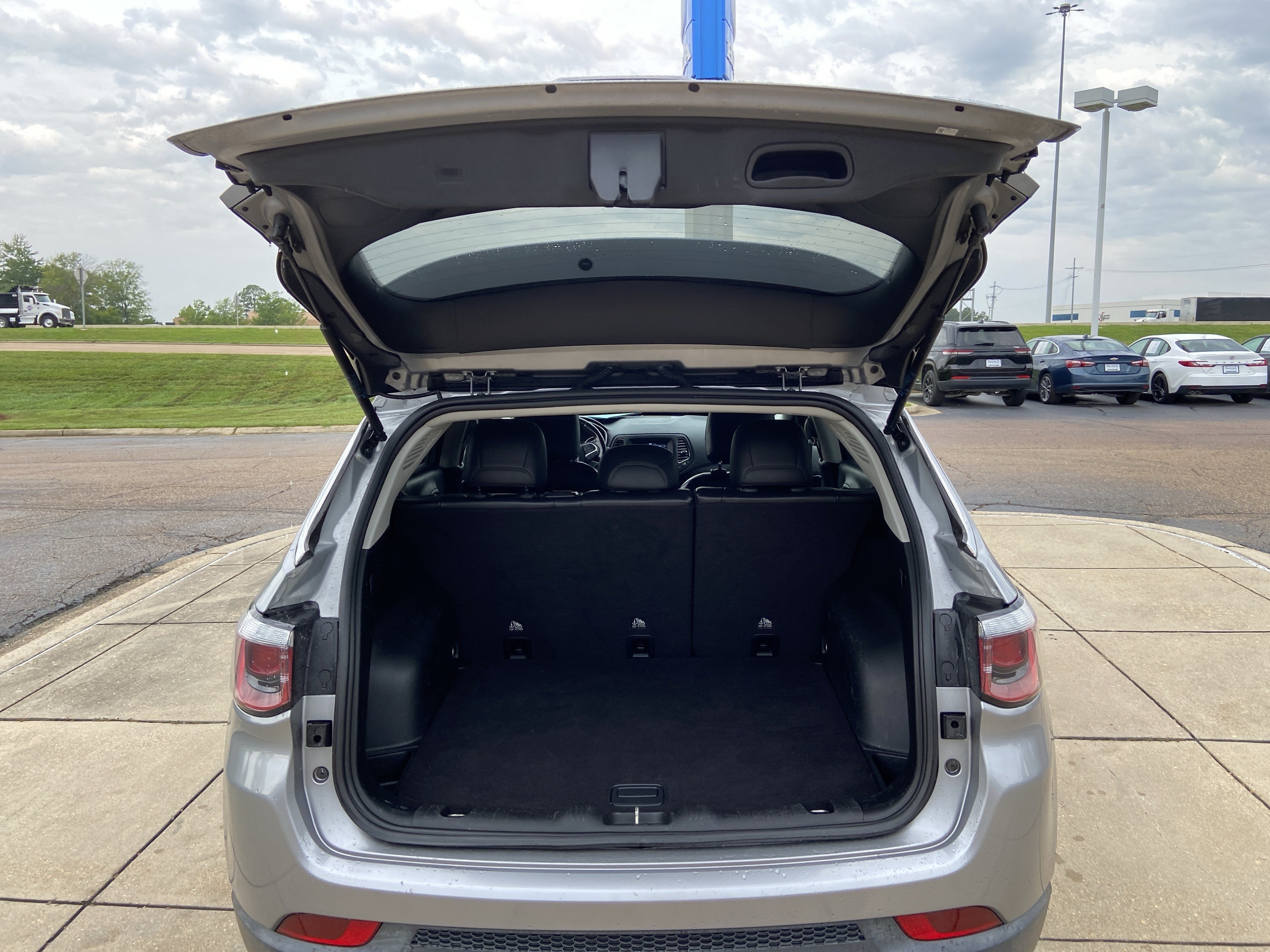 Used 2019 Billet Silver Metallic Clearcoat Jeep Latitude image 28