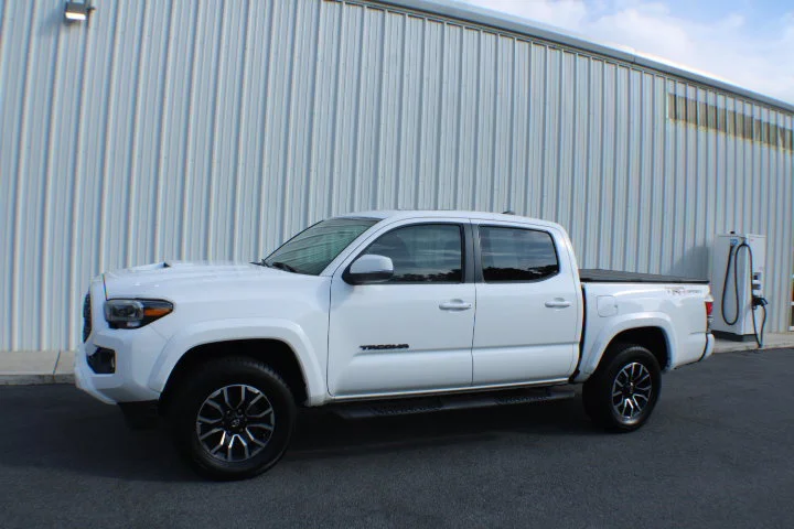Used 2022  Toyota  image 4