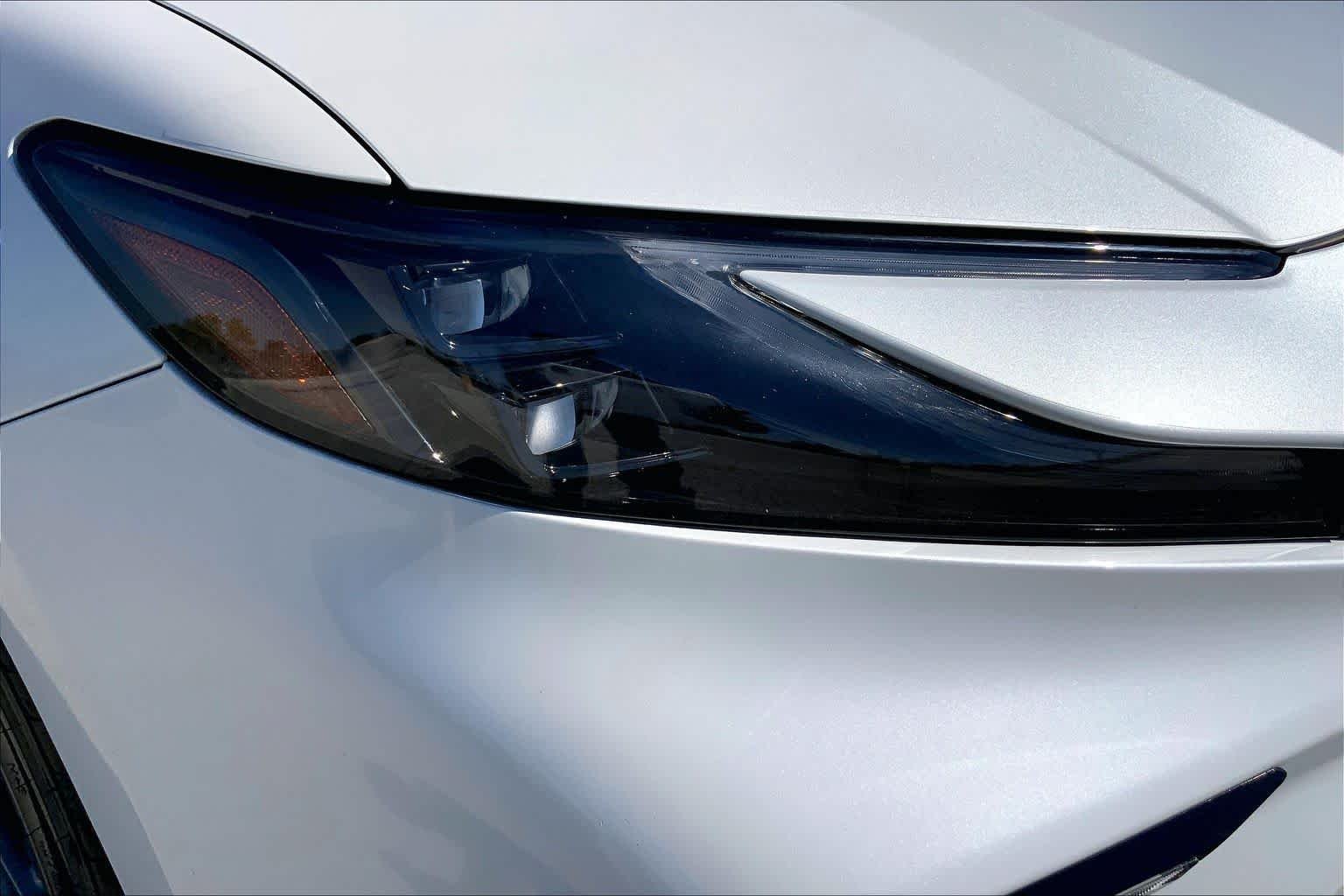 Used 2025 Wind Chill Pearl Toyota XSE image 27