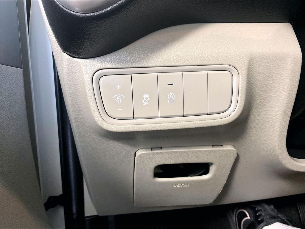 Used 2025 White Kia LX image 26
