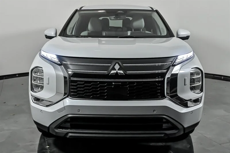 Used 2025 White Diamond Mitsubishi SE image 4