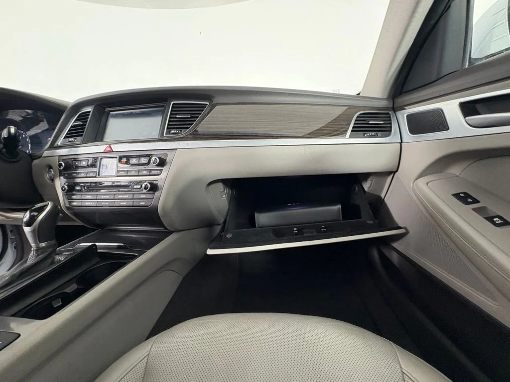 Used 2017 White Genesis 3.8 image 27