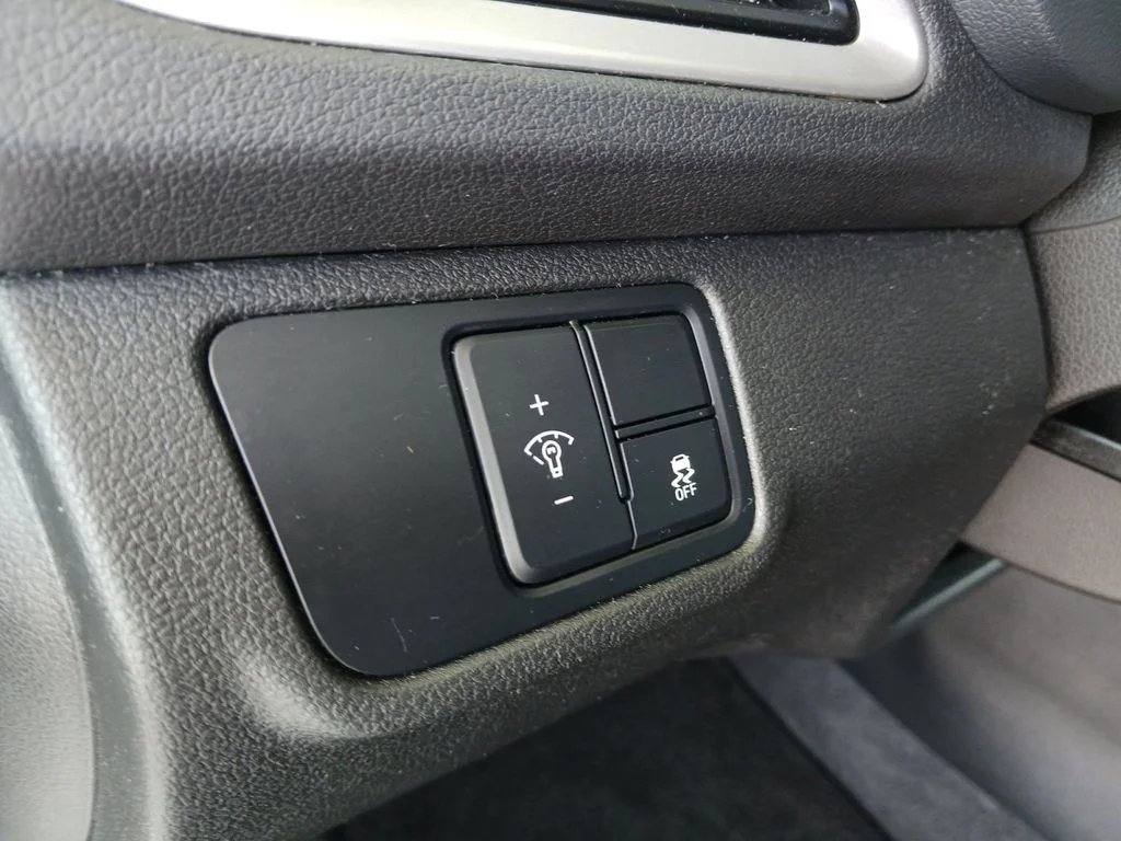 Used 2022 Silver Hyundai SEL image 34