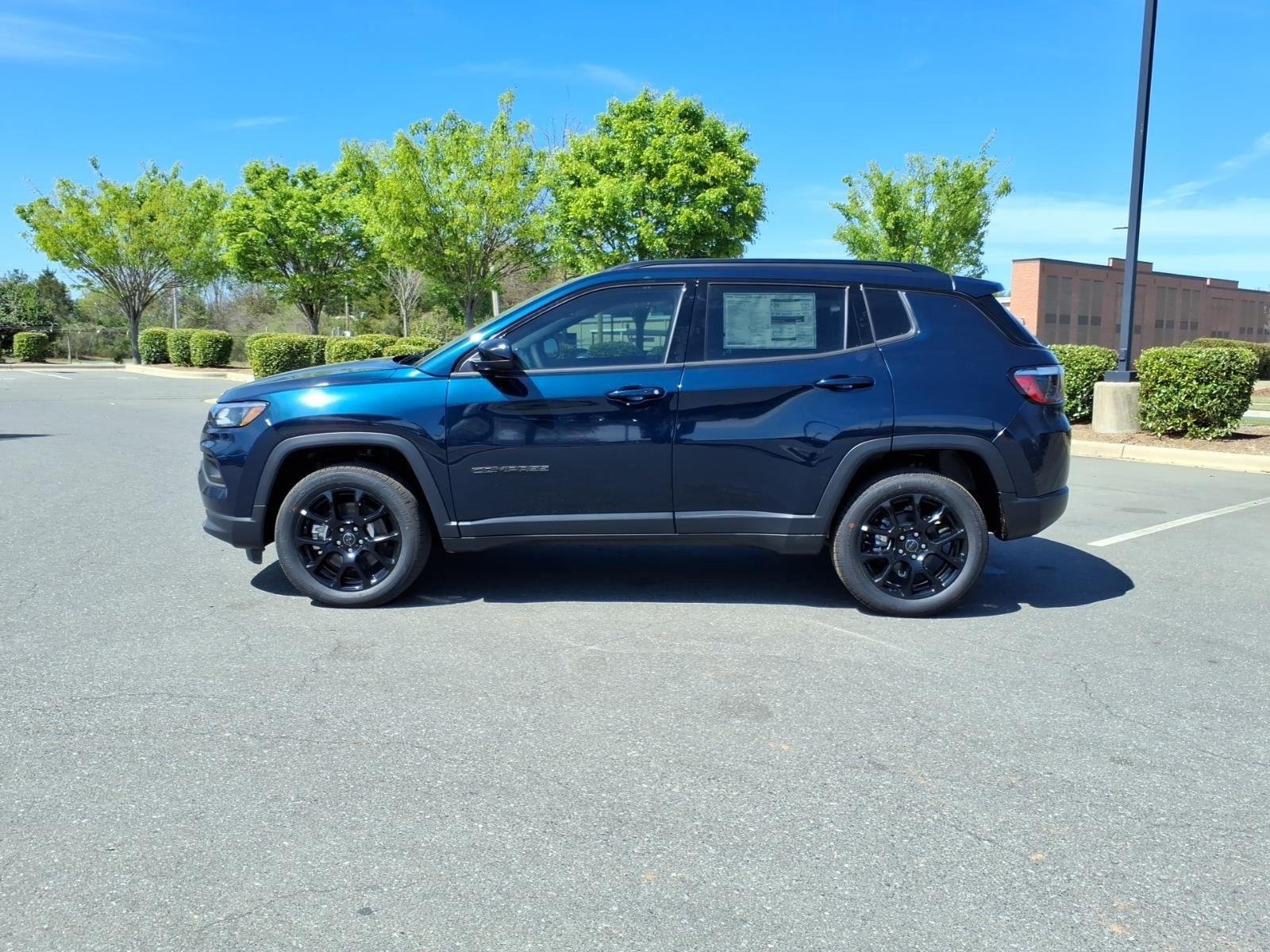 New 2026 Fathom Blue Pearl-Coat Exterior Paint Jeep Latitude Altitude image 3