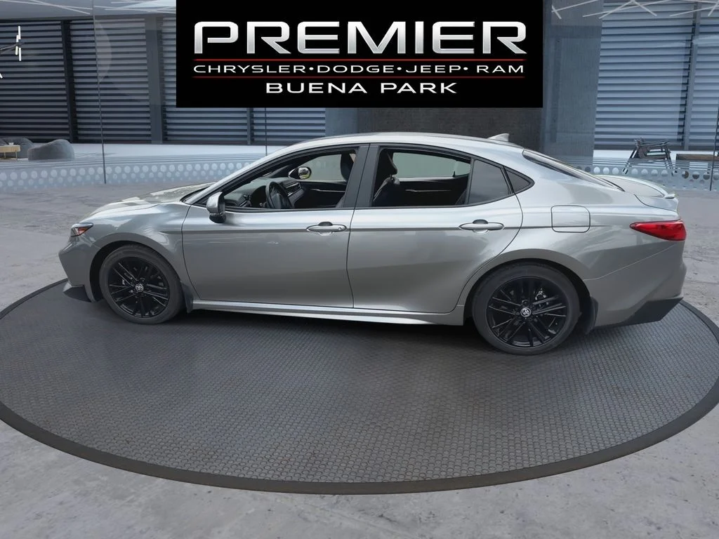 Used 2025  Toyota SE image 5