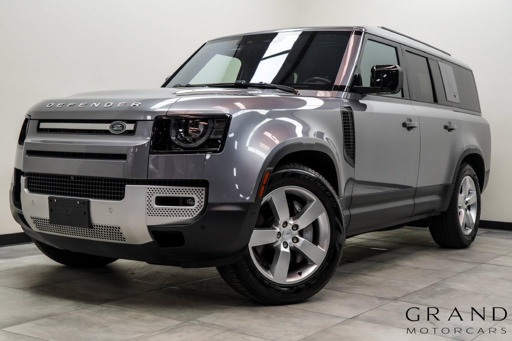 Used 2023 Gray Land Rover SE image 1