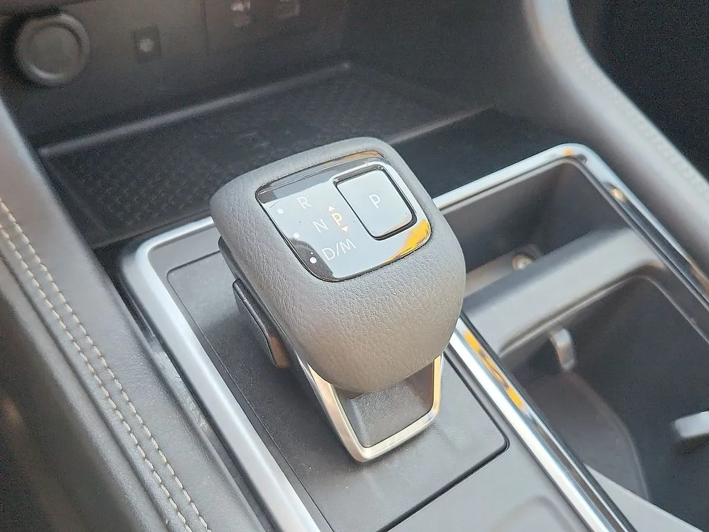 Used 2023 Blue Nissan Platinum image 16