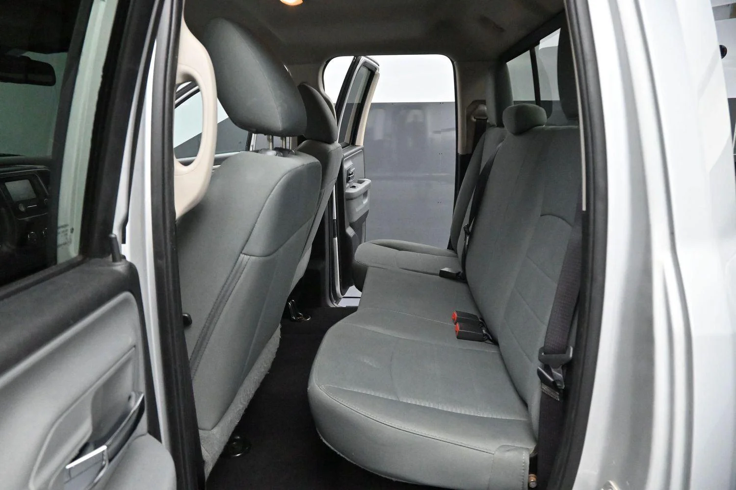 Used 2015 Bright Silver Metallic Clearcoat Ram SLT image 25