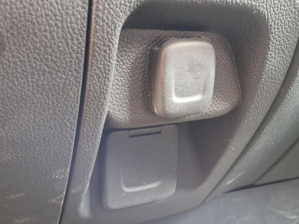 Used 2014 White Chevrolet LT image 21