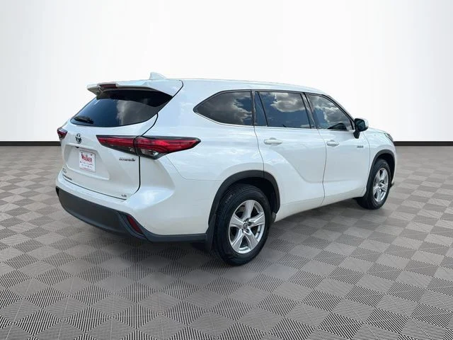 Used 2020 White Toyota LE image 7