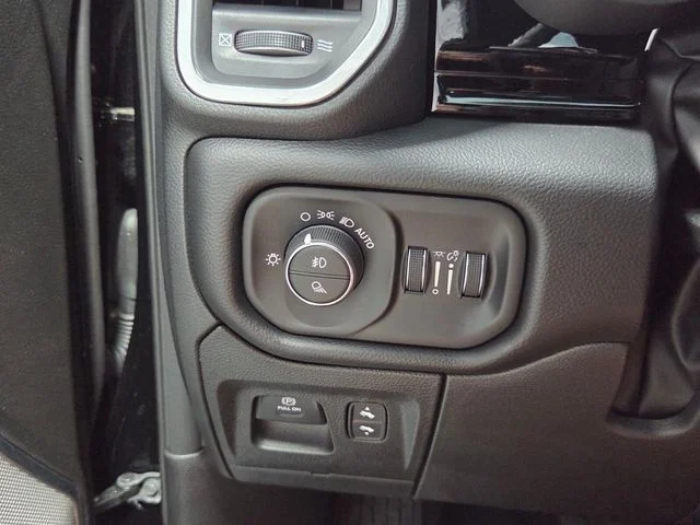 New 2026 Diamond Black Crystal Pearl-Coat Exterior Paint RAM Laramie image 25