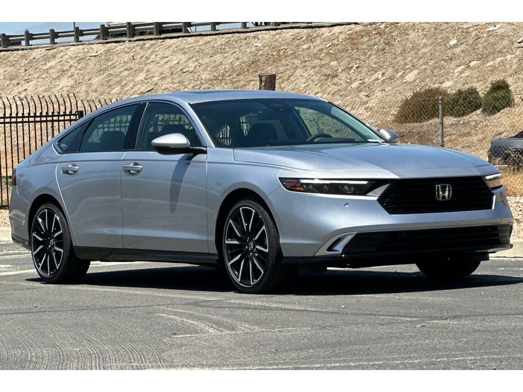 New 2026 Solar Silver Metallic Honda Touring image 2