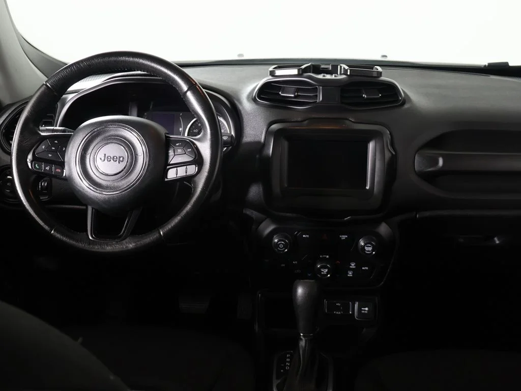 Used 2018 White Jeep Latitude image 28