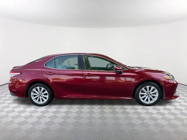 Used 2018 Red Toyota LE image 4