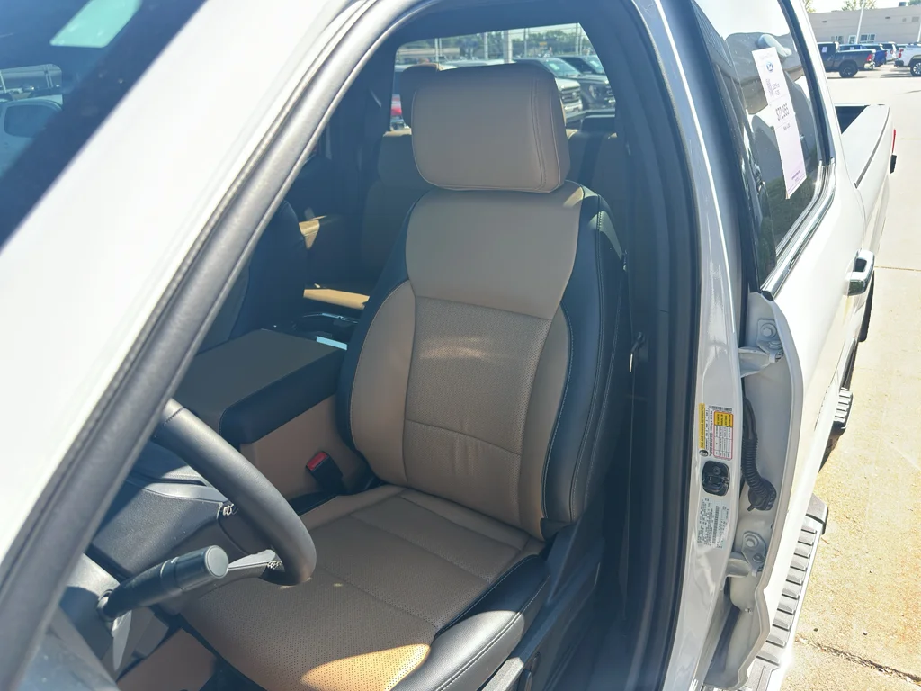 Used 2025 Star White Metallic Tri-Coat Ford LARIAT image 28
