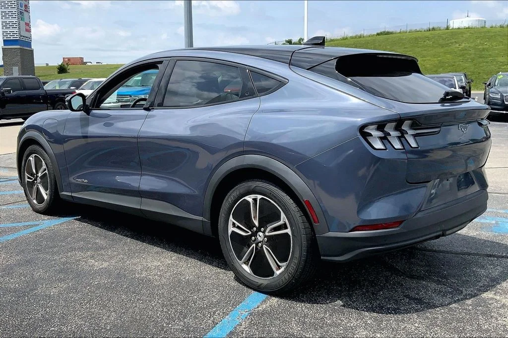 Used 2021 Blue Ford Select image 2
