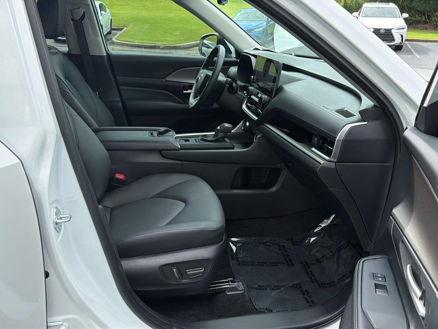 Used 2025 Wind Chill Pearl Toyota XLE image 13