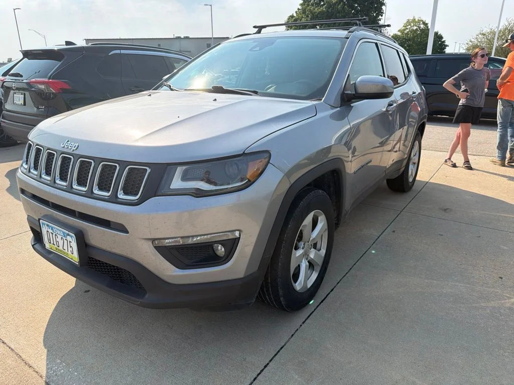 Used 2018 Silver Jeep Latitude image 2