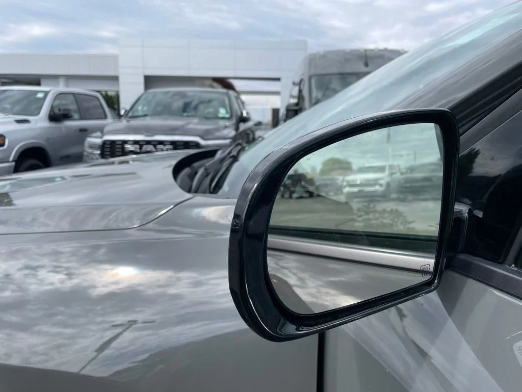 New 2026 Sting-Gray Clear-Coat Exterior Paint Jeep Laredo image 37