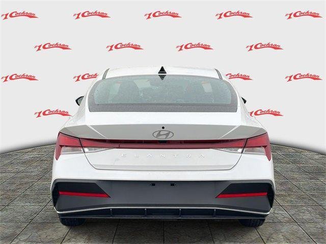 2025 Hyundai Elantra SE photo 3