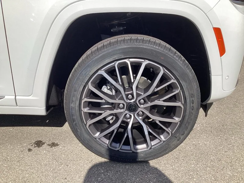 New 2027 Bright White Clearcoat Jeep Summit image 9