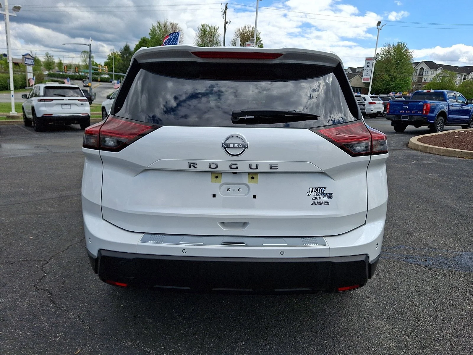 Used 2025 Everest White Pearl Nissan SV image 6