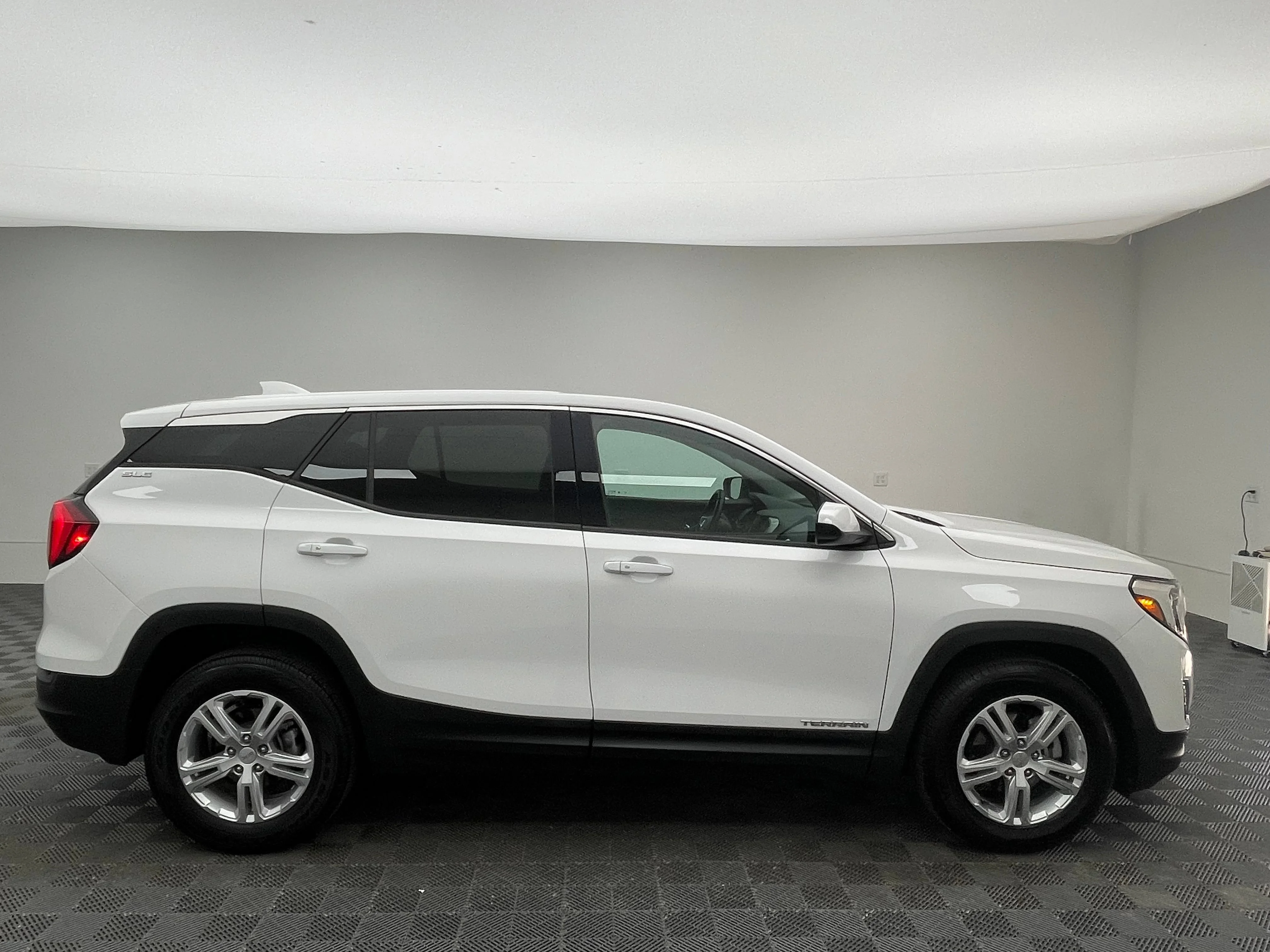 Used 2019 SUMMIT WHITE GMC SLE image 5
