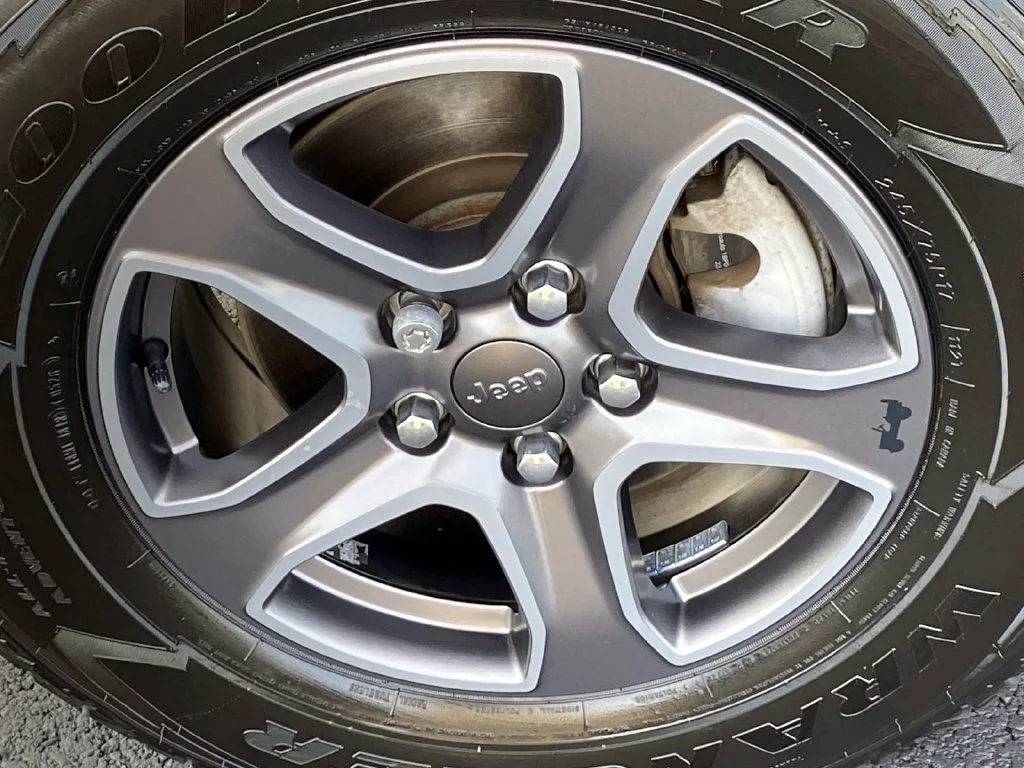 Used 2019 Gray Clearcoat Jeep Sport S image 28
